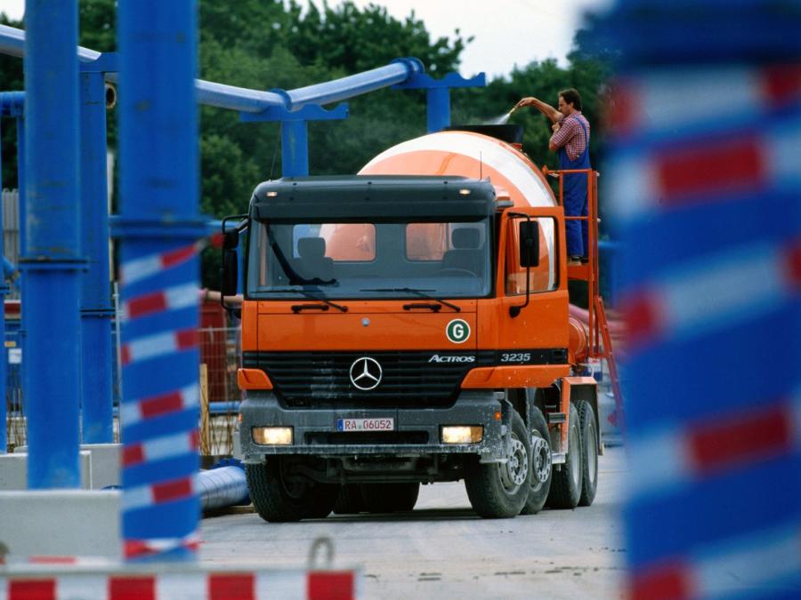  Mercedes-Benz Actros 3235 Mixer 1997 года  (фото 1 из 3)